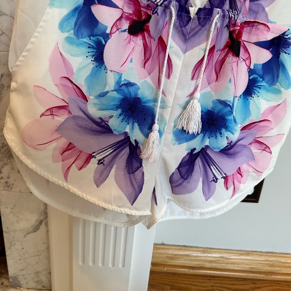 Xenia Women’s V-Neck Floral Romper With Adjustable Waist - Picture 4 of 5